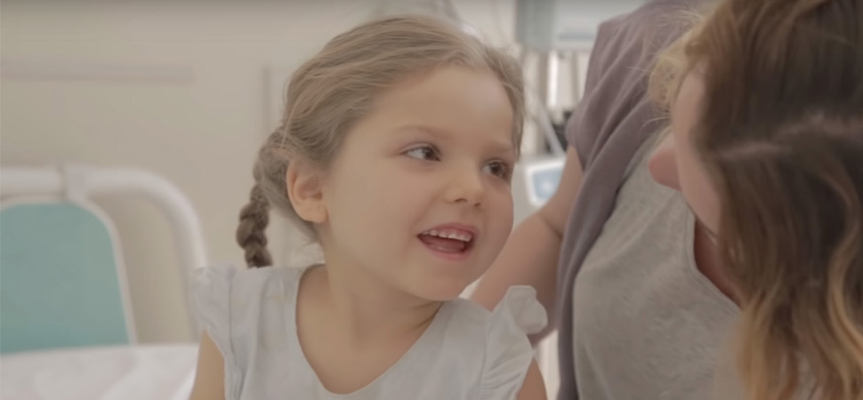 Lucía, la niña del 'síndrome de los pulgares anchos' y la sonrisa contagiosa